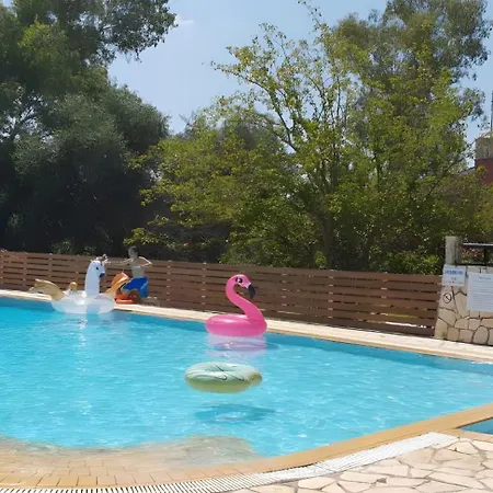 Kitchenette Pool 1