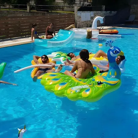 Kitchenette Pool 1