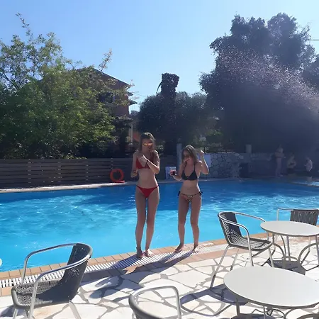 Kitchenette Pool 1