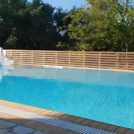 Kitchenette Pool 1 3*