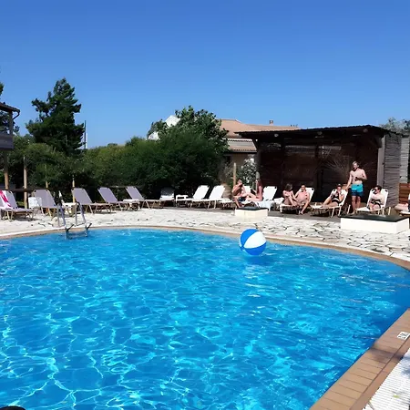 Kitchenette Pool 1 3*